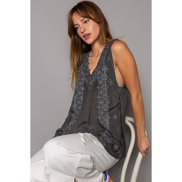 POL Black V Neck Floral Lace Sleeveless Rayon Top - Picture 8 of 11